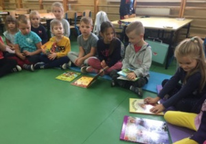 Dzieci z grupy przedszkolnej podczas Dnia Głośnego Czytania