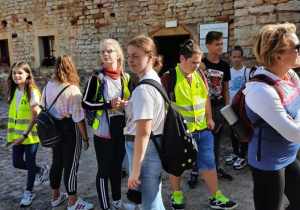 Uczniowie oglądają odbudowane częściowo ruiny zamku