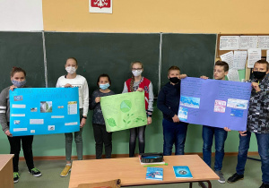 Uczniowie klasy VIIa prezentują wykonane przez siebie plakaty