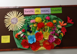 Bukiet kwiatów wykonany przez uczniów klas I- III