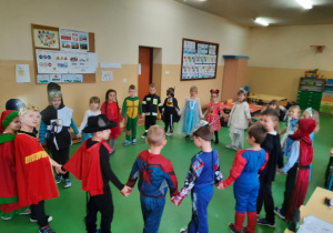 Dzieci z grupy przedszkolnej podczas wspólnej zabawy