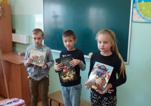 Uczniowie klasy IIb zachęcali do przeczytania swoich ulubionych bajek.
