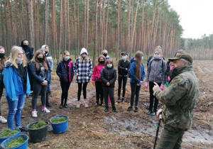 Leśniczy wita uczniów w lesie