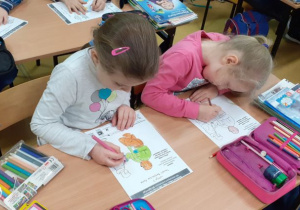 Dzieci z klasy Ib podczas kolorowania obrazka