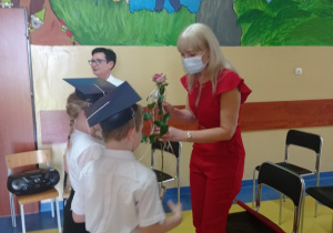 Uczniowie klasy Ia wręczają kwiaty pani dyrektor Elżbiecie Wilczyńskiej