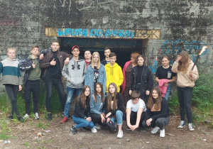 Klasa VIIc przed bunkrem w Jeleniu