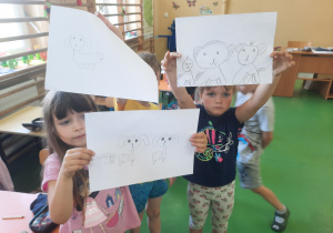 Przedszkolaki prezentują rysunki piesków