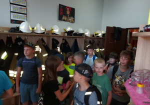 Dzieci oglądają elementy munduru strażaka