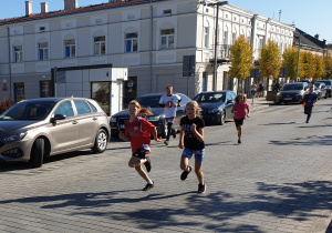 Młodsi uczniowie podczas biegu