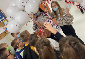 Kampania wyborcza Zosi- uczennice klasy VIIIb rozdają balony