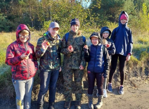 Szkolne Koło Krajoznawczo- Turystyczne na lekcji w lesie