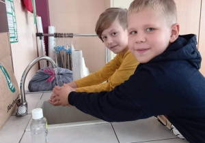 Jak myć ręce demonstrują chłopcy z klasy IIIa