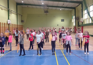 Grupa uczniów w hali gimnastycznej w dniu " Tańczących relacji"