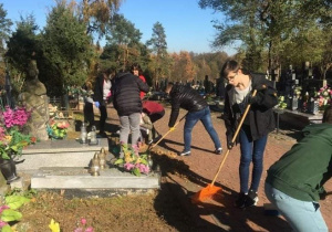 Uczniowie klasy VIIc porządkują nagrobki na cmentarzu