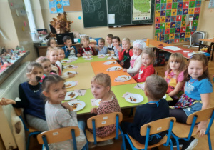 Przedszkolaki ze swoim deserem