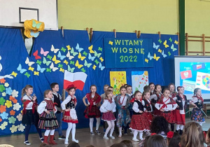 Grupa przedszkolna "0" tańczy do utworu " Rokiczanka"