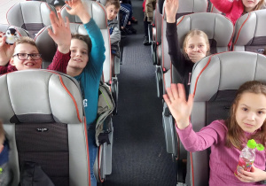 Czwartoklasiści podczas podróży autobusem