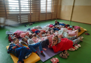 Odpoczynek w piżamach grupy przedszkolnej