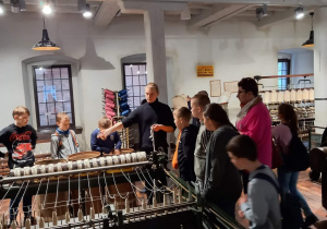 Ze sposobami wytwarzania tkanin zapoznają się uczniowie w Muzeum Włókiennictwa