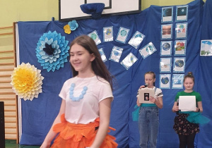 Letni strój ekologiczny prezentuje uczennica piątej klasy