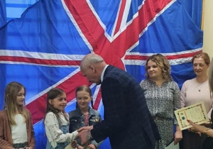 Nagrody dla zespołu wręcza Przewodniczący Rady Miejskiej