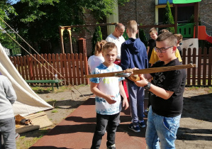 Chłopcy podziwiają repliki średniowiecznej broni
