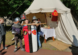 Chłopcy z klasy IV poznają elementy uzbrojenia i stroju średniowiecznego