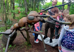 Dzieci podziwiają kolejne owady