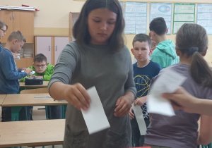 Głosują uczniowie klasy IVb