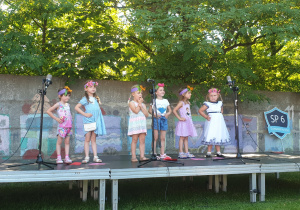 Występ dziewczynek z grupy czterolatków