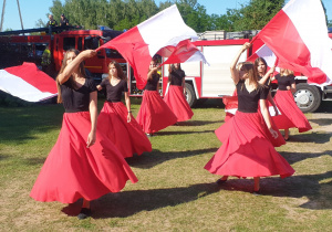 Grupa taneczna w układzie z flagami