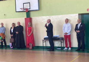 Przewodniczący Rady Miejskiej pan Krzysztof Kuchta składa życzenia uczniom na początek roku szkolnego