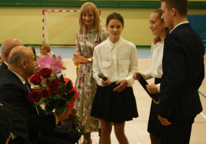 Kwiaty dla Prezydenta Miasta pana Marcina Witko wręczają przedstawiciele SU