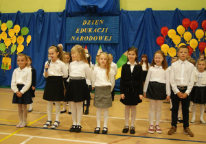 Uczniowie klas pierwszych podczas występu