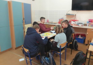 Uczniowie klasy VIIIc podczas gry w Monopoly