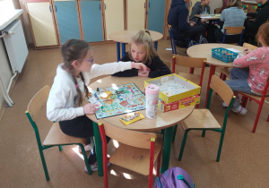 Trzecioklasistki grają w Monopoly