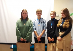 Starsi uczniowie nagrodzeni w konkursie ekologicznym