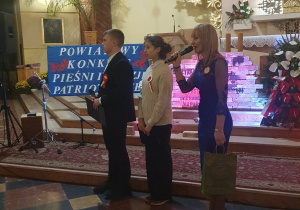 Pani dyrektor Elżbieta Wilczyńska składa wraz z uczniami prowadzącymi koncert życzenia panu Prezydentowi Marcinowi Witko