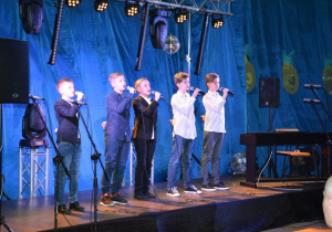 Zespół wokalny chłopców przygotowany przez pana Marcina Sakturę 