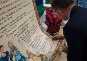 Pan Mikołaj Pawlak Rzecznik Praw Dziecka podpisuje Kodeks Praw Dziecka