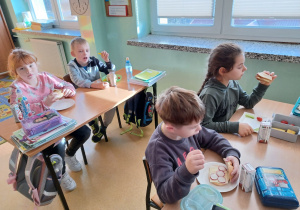 Dzieci jedzą zdrowe kanapki na śniadanie