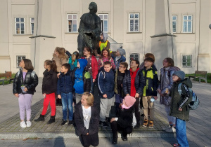 Klasa IVb pod pomnikiem Mikołaja Kopernika