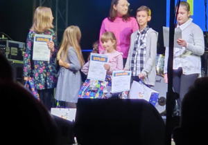 Nagrodzeni uczniowie na scenie w Arenie Lodowej
