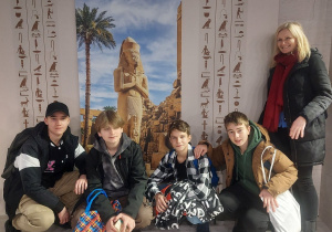 Ósmoklasiści razem z wychowawcą przy ekspozycji Egiptu