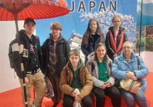 Uczniowie klasy VIIIb wraz z nauczycielem geografii przy stanowisku Japonii