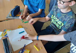 Dzieci próbują budować model atomu