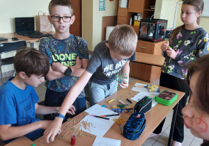 Uczniowie przy pracy nad budową modelu atomu