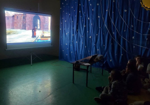 Uczestnicy oglądają film " Gwiazda Kopernika"