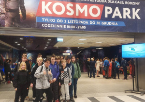 Uczniowie klasy VIIIa przed wejściem do Kosmoparku