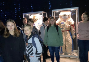 Uczniowie oglądali kombinezony astronautów
